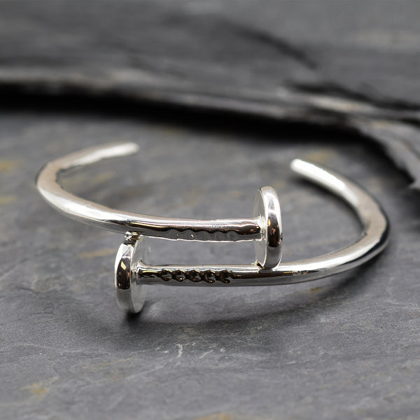Simple bangle with overlap bar detail