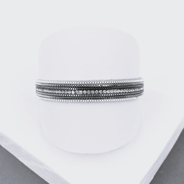 Single-strand magnetic bracelet with chain inlay and crystals