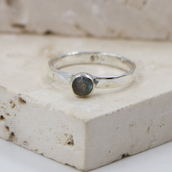 925 Silver soft hammered stacking ring with labradorite stone - Size 4