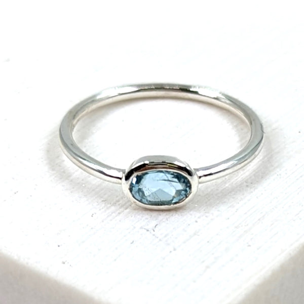 Facetted oval blue topaz cabochon 925 ring