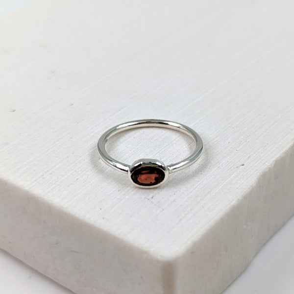Facetted oval garnet cabochon 925 silver ring