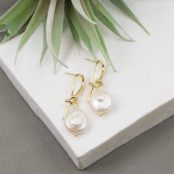 Twisted shaped stud earrings with real pearl drop