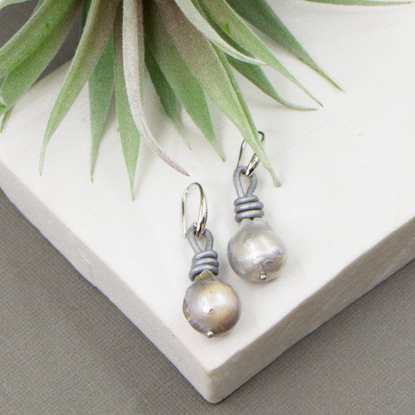 Leather earrings with real grey pearls