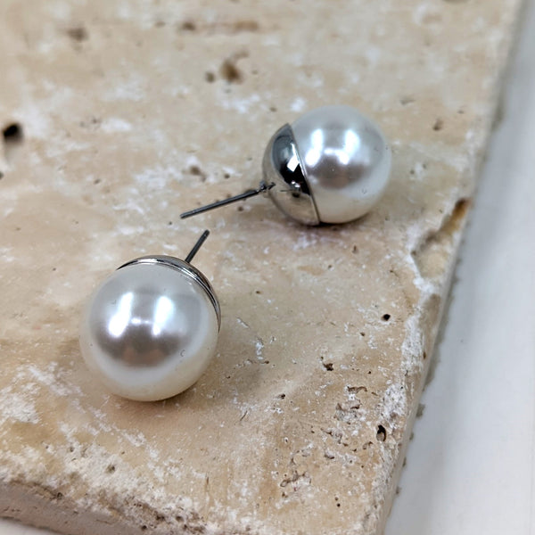 Large pearl earring in rhodium setting