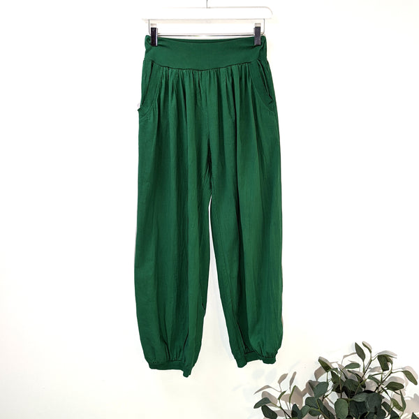Basic cotton Aladdin trousers with stretchy waistband and pockets (M)