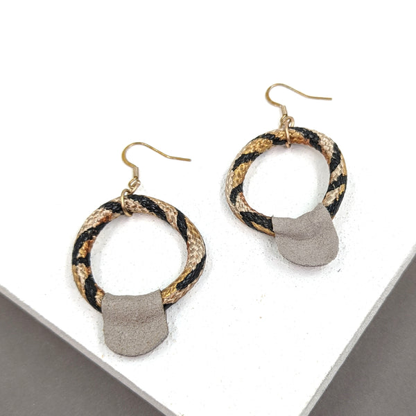 Natural cord earrings with suede part