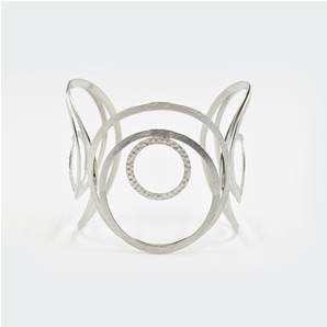Swirl effect bangle with varied finsh effect