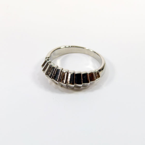 Ring with scales effect