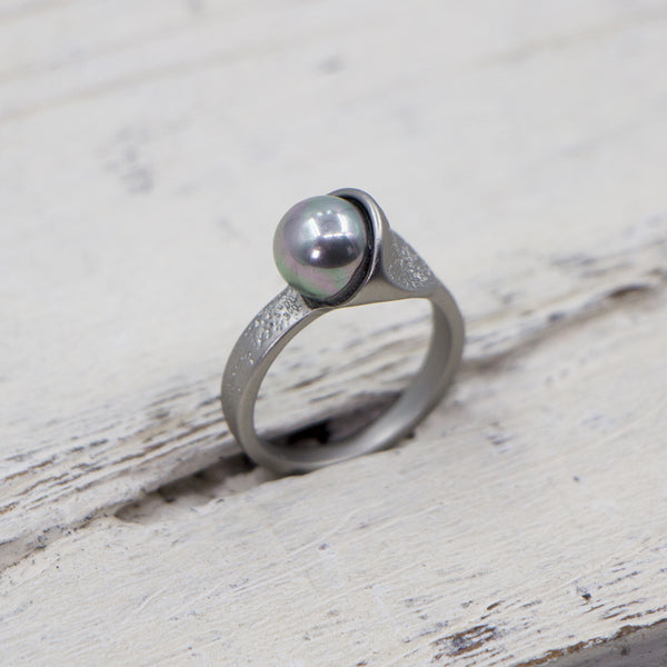 Statement ring with grey pearl