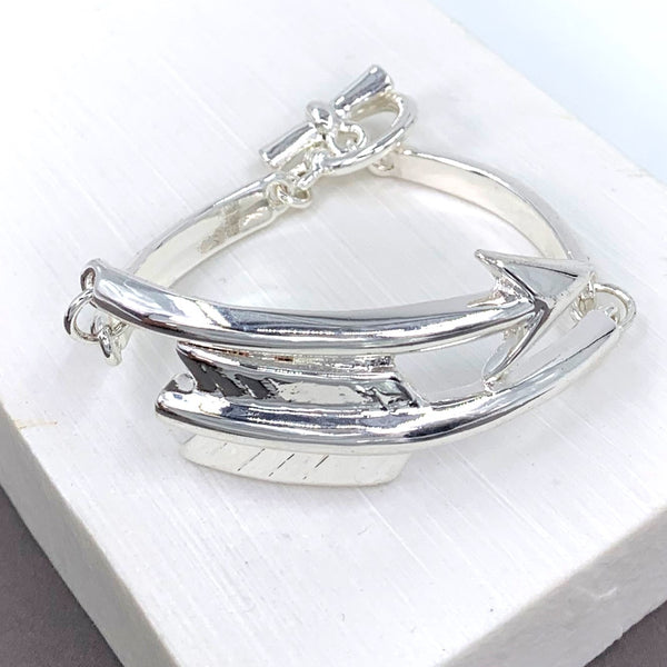 Arrow feature bracelet with t-bar clasp