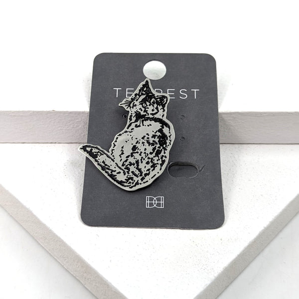 Textured sitting cat brooch