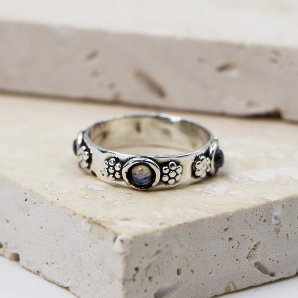 925 Silver stacking ring with flower motif and moonstone - Size 10