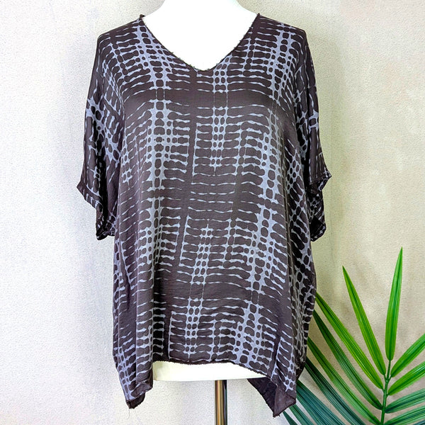 V neck satin top with blurred lattice print (M)