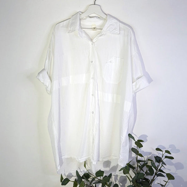 Roomy cotton shirt with stepped horizontal element and quirk