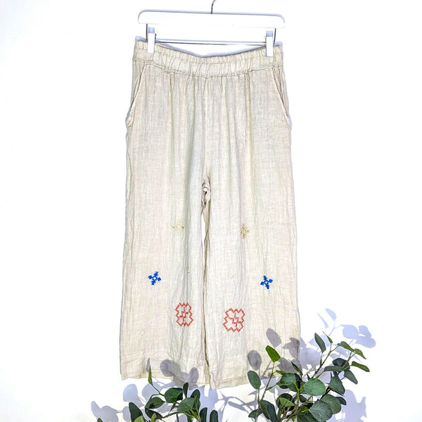 Relaxed style linen trousers with coloured embroidery (M-L)