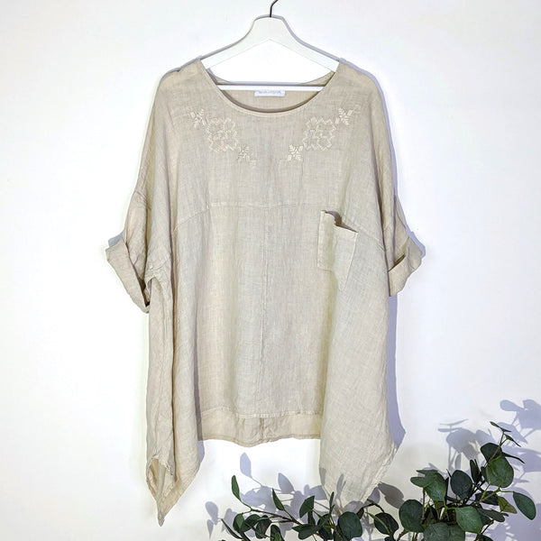 Flattering and tapered linen top with 3/4 sleeve and artisanal embroidery (L-XL)