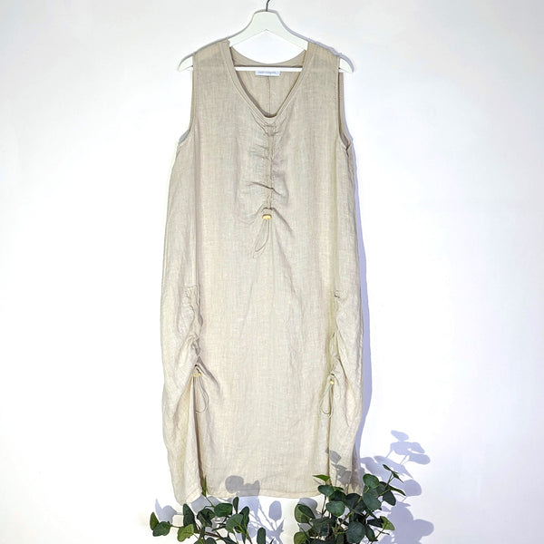 Relaxed sleeveless linen dress with ruched pull detail on front and sides (M-L)