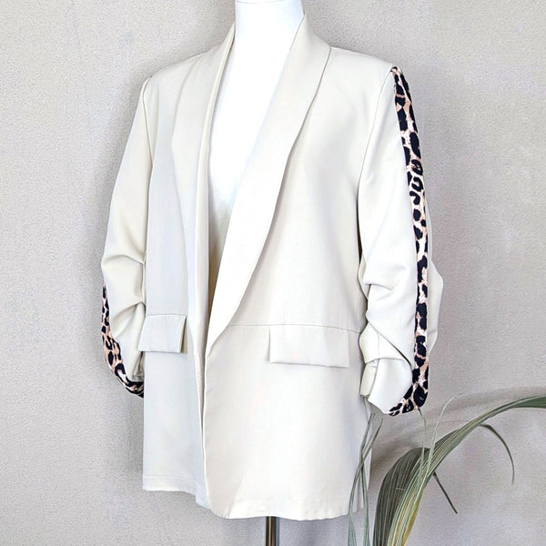 Chic blazer with animal print panel detail (M)