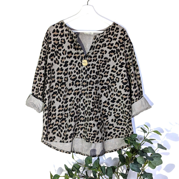 Fine corduroy top with large wooden button (M)