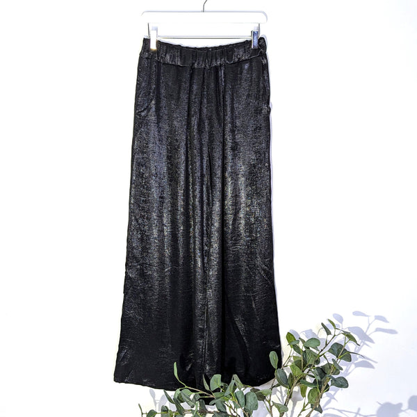 Straight leg pants in a stylish shiny fabric with pockets (S-M)