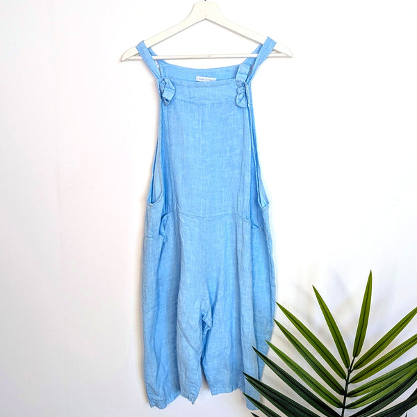 Short linen dungarees with tie detail and pockets (M)