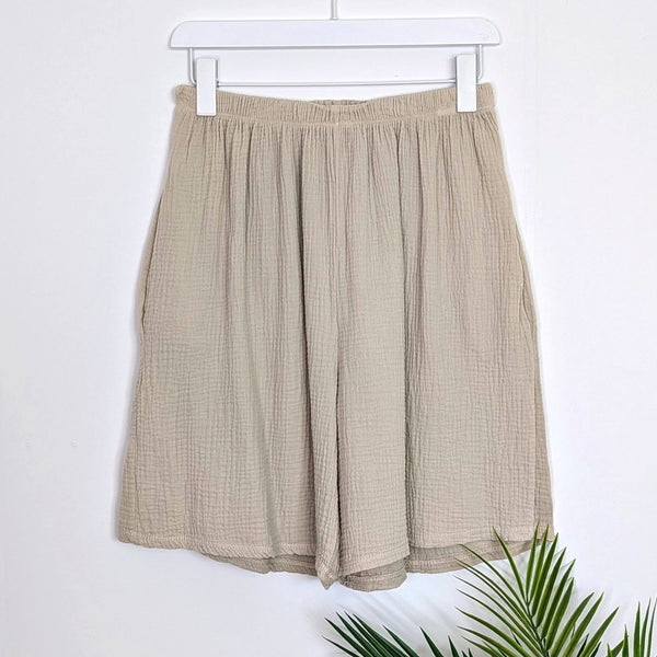 Roomy waffle cotton shorts with elasticated waist and pockets (M-L)