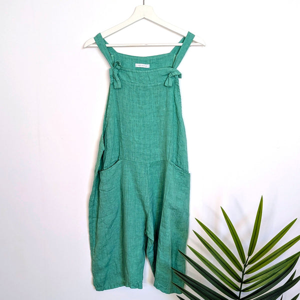 Linen dungaree shorts with tie tops and pockets (M)