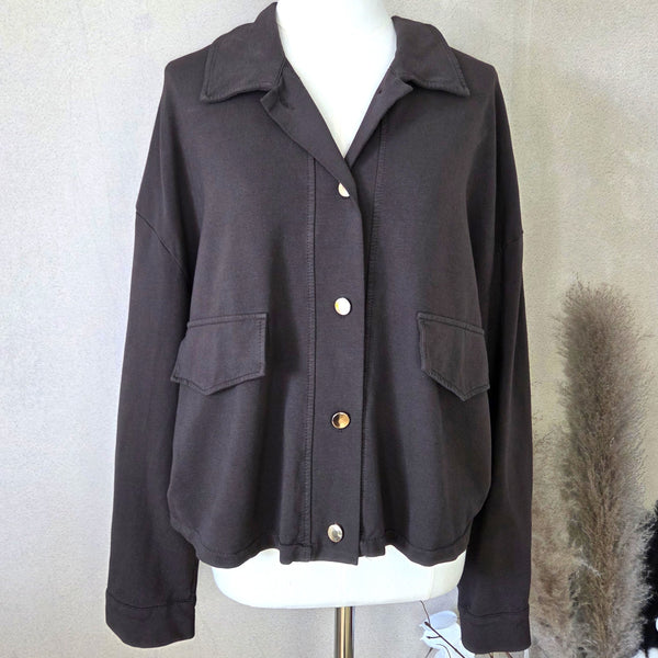 Cotton jersey relaxed boxy jacket with simple gold buttons and pocket detail (M-L)