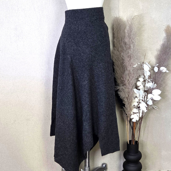 Substantial knitted ribbed asymmetric knitted skirt (M)