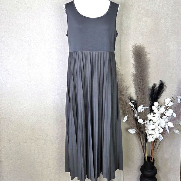 Substantial sleeveless dress with pleated skirt (M-XL)