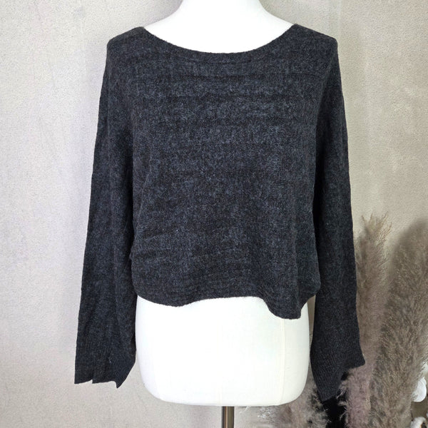 Cropped fine knit jumper with subtle horizontal cable knit (S-M)