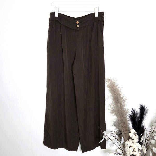 Lovely lyocell fabric straight leg trousers with button detail and pockets (M-L)