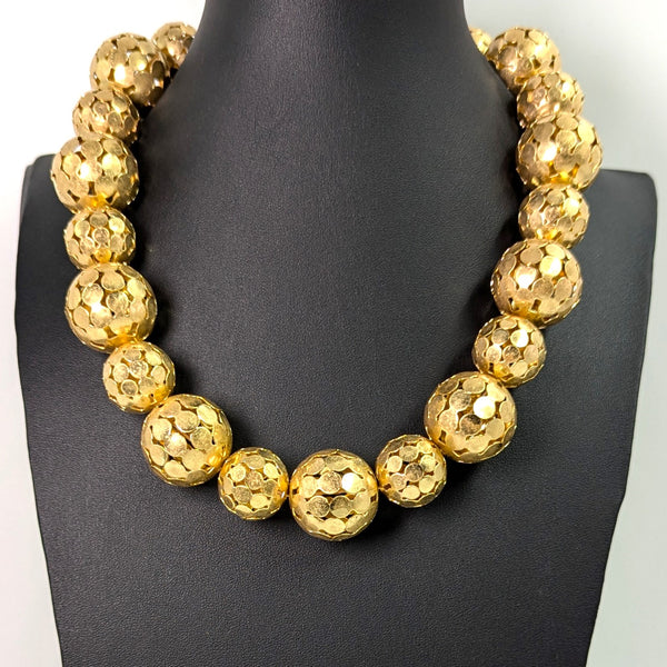 Variegated hollow bead necklace with circles pattern