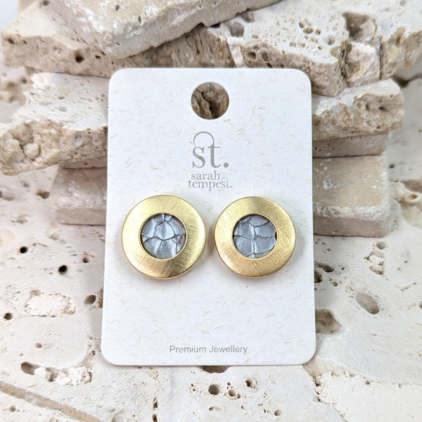 Round earrings with crackled leather inlay