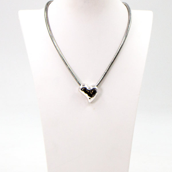 Soft hammered bulbuss heart on thick snake chain