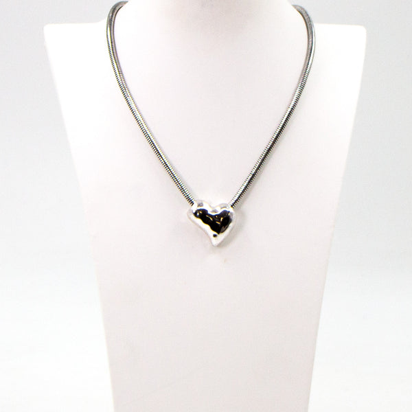 Soft hammered bulbuss heart on thick snake chain