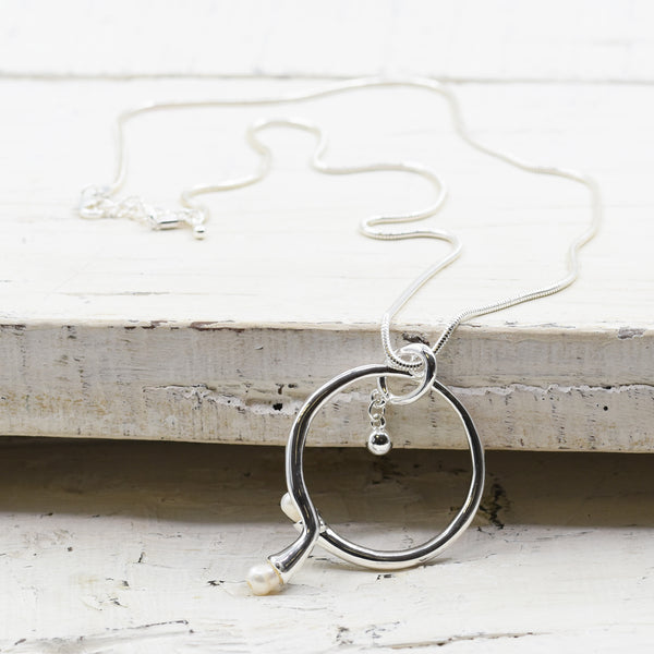 Open circle and pearl pendant necklace