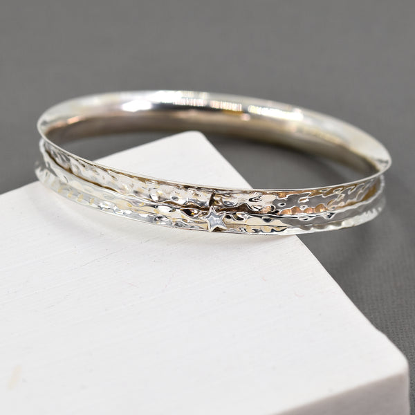 Soft hammered 925 silver spinning bangle with star - Size W7