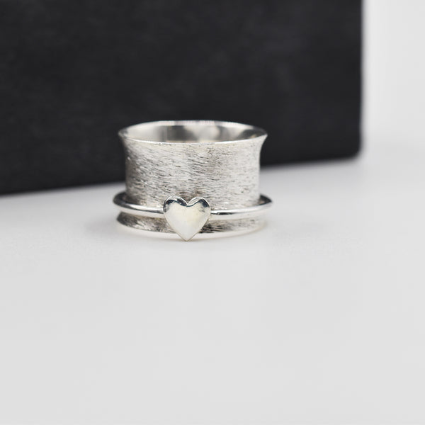 925 Silver Ring with scratched effect pattern and silver heart spinner - Size 6