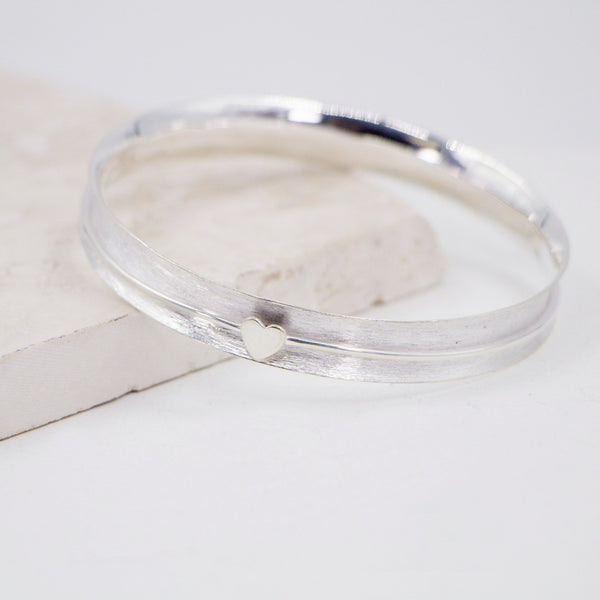 925 Silver spinning bangle with silver heart and scratched effect - Size W6.5