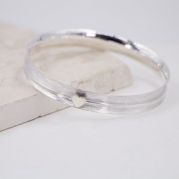 925 Silver spinning bangle with silver heart and scratched effect - Size W7