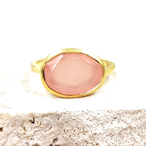 Flat pink chalcedony random shape facetted brushed gold plated 925 silver ring