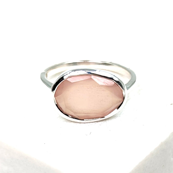 Flat pink chalcedony random shape facetted 925 silver ring