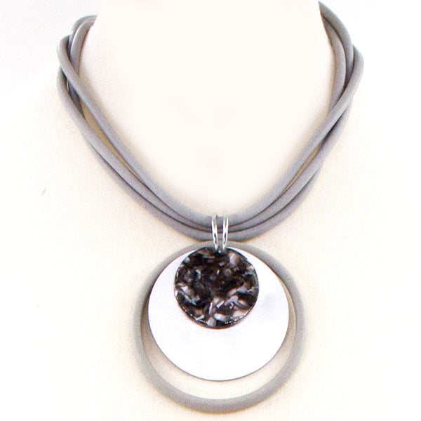 Lightweight neoprene short necklace with circle and resin