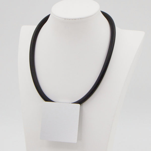 Short neoprene necklace with square shape statement pendant