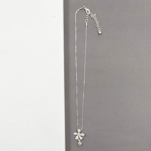 Delicate flower pendant nhecklace