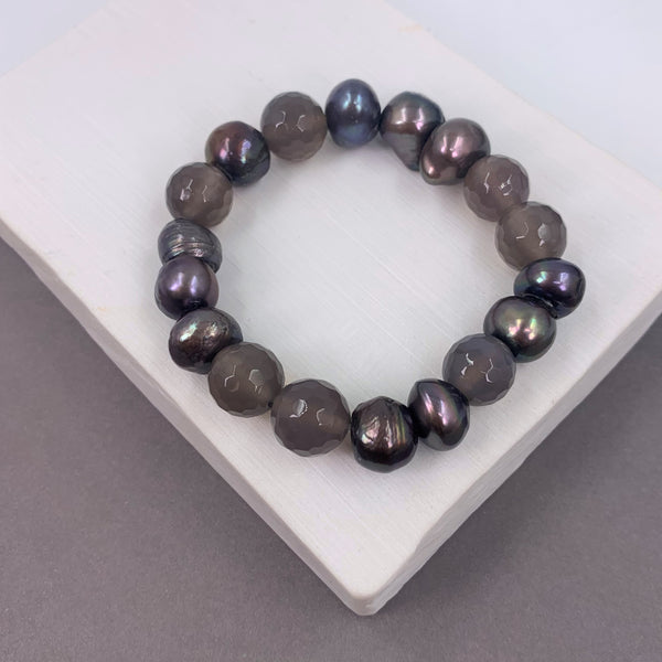Grey pearl stretchy bracelet