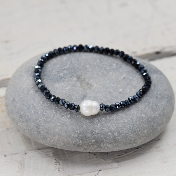 Hemetite stretchy cut glass bracelet with natural pearl