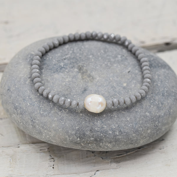 Light grey stretchy cut glass bracelet with natural pearl