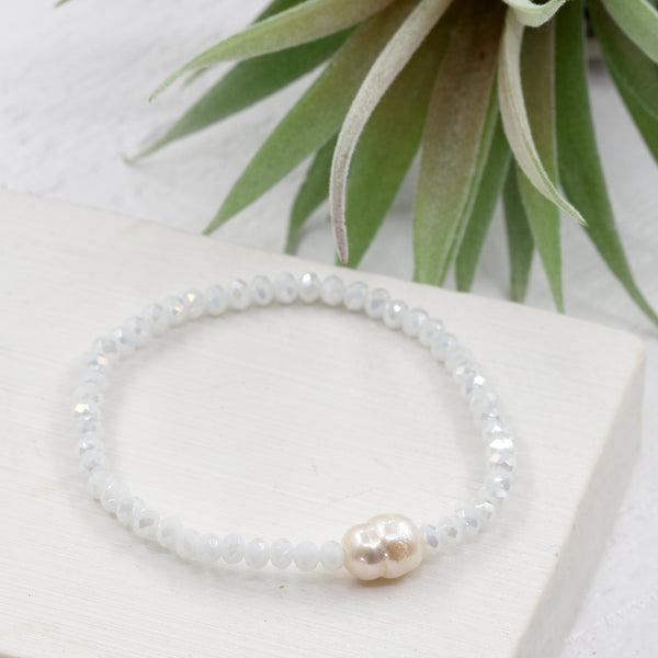 Beaded bracelet with real pearl feature